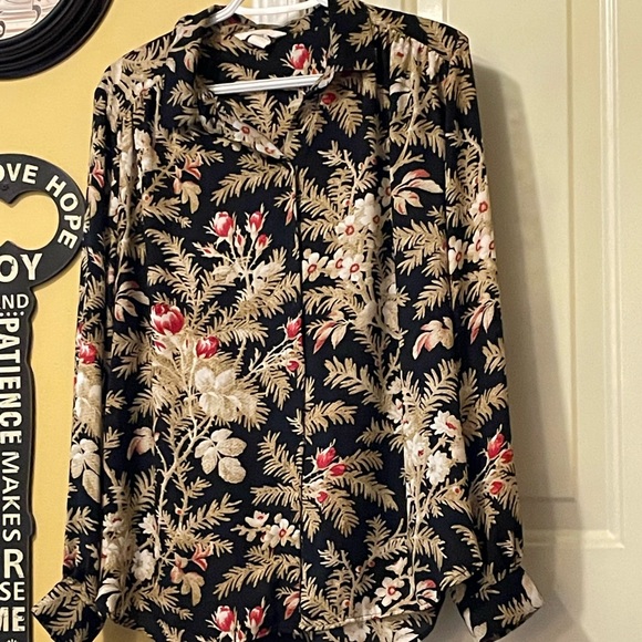 H&M Gorgeous Floral print Button Down Blouse! - Picture 2 of 11